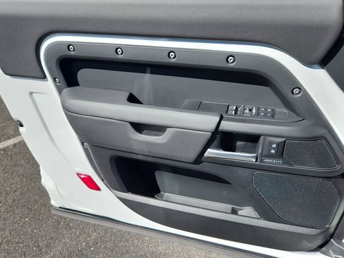 Used 2025 Land Rover Defender 90 X-Dynamic SE image 10