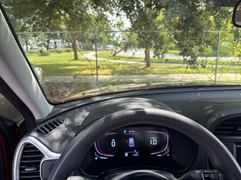 Used 2025 Kia Soul LX w/ LX Technology Package FWD image 32