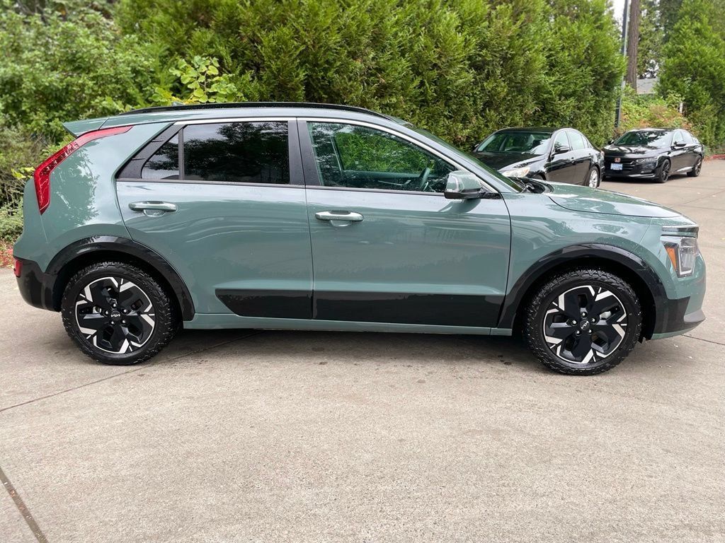 Used 2023 Kia Niro Wave w/ Wave Preserve Package FWD image 3