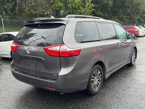 Used 2018 Toyota Sienna XLE w/ XLE Navigation Package FWD image 7