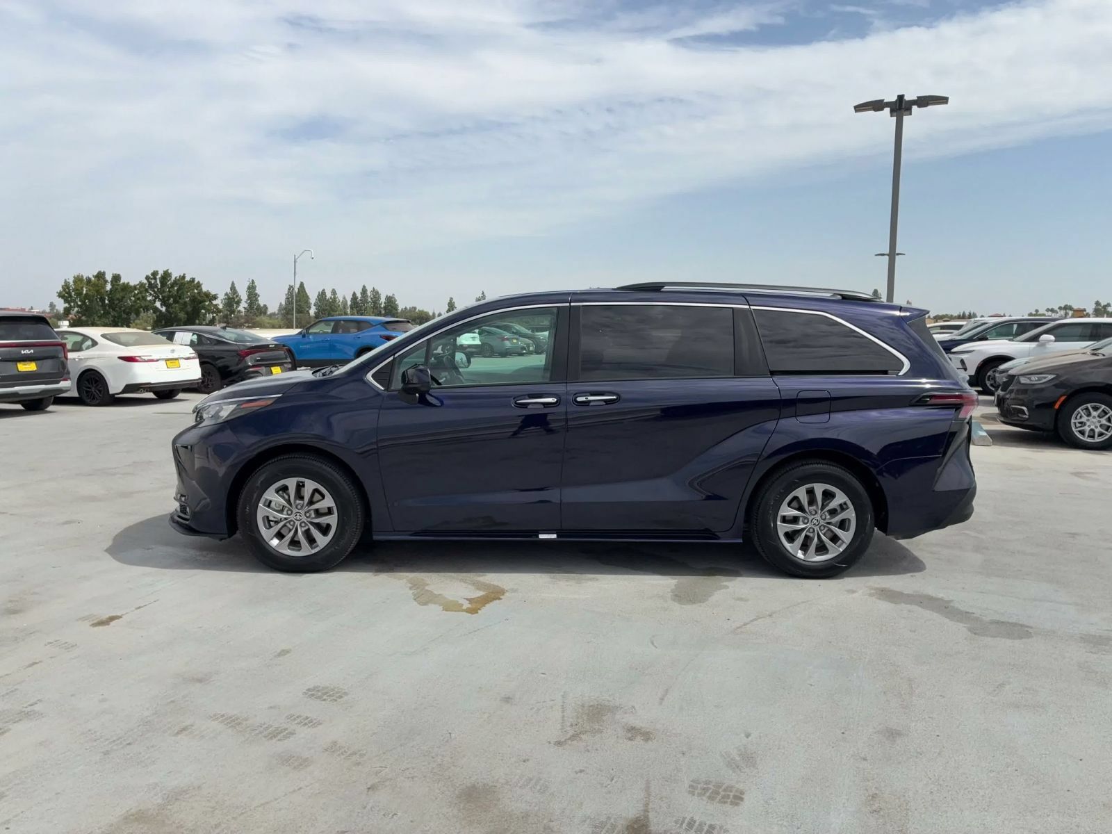 Used 2025 Toyota Sienna XLE FWD image 8