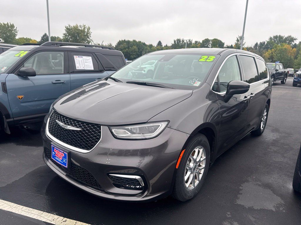 Used 2023 Chrysler Pacifica Touring-L FWD image 1