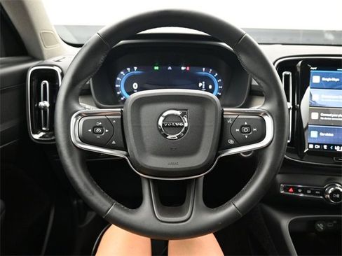 Used 2025 Volvo XC40 B5 Plus image 22