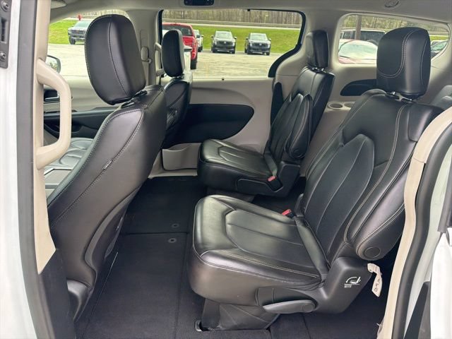 Used 2023 Chrysler Pacifica Touring-L FWD image 18