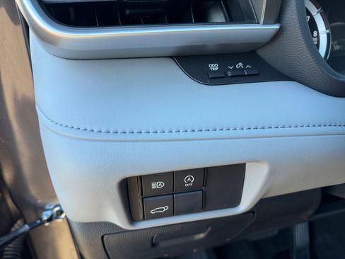 Used 2024 Toyota Highlander LE image 33