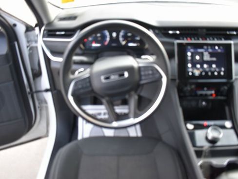 Used 2023 Jeep Grand Cherokee Laredo image 16