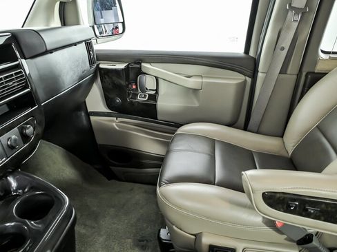Used 2018 GMC Savana 2500 Extended w/ Enhanced Convenience Package RWD image 30