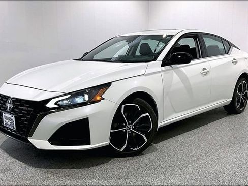 Used 2023 Nissan Altima 2.5 SR AWD/4WD image 3