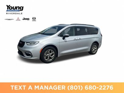 Used 2023 Chrysler Pacifica Limited w/ Uconnect Theater Family Group