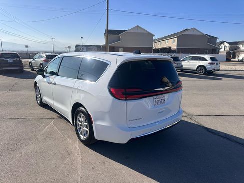 Used 2025 Chrysler Pacifica Select image 11