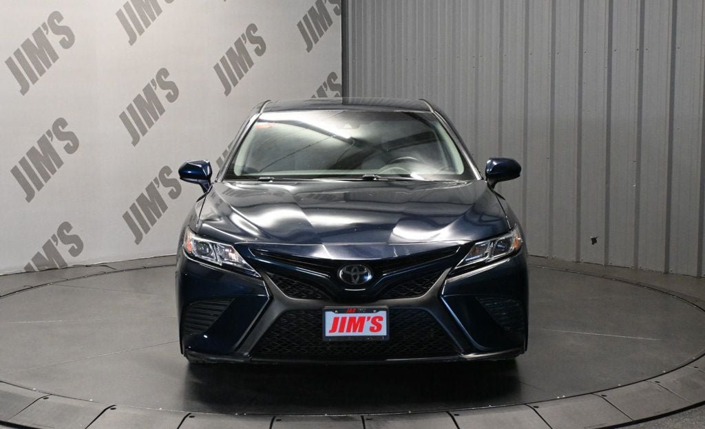Used 2018 Toyota Camry SE FWD image 2