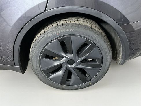 Used 2024 Tesla Model Y Long Range AWD/4WD image 11