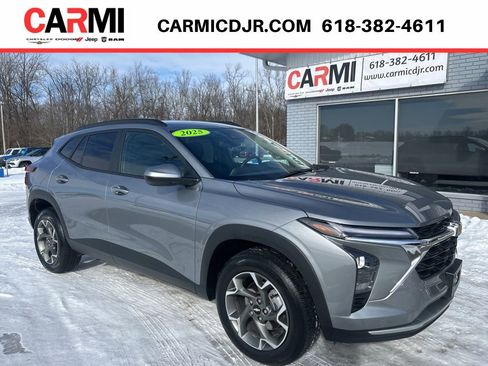 Used 2025 Chevrolet Trax LT w/ LT Convenience Package image 1