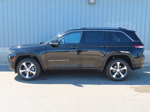 Used 2023 Jeep Grand Cherokee Limited w/ Luxury Tech Group II AWD/4WD image 10
