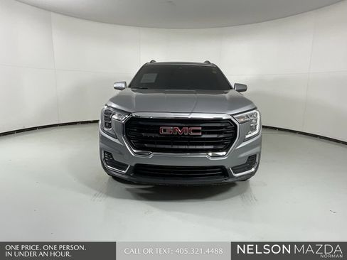 Used 2023 GMC Terrain SLE w/ Driver Convenience Package image 2