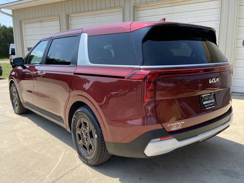 Used 2025 Kia Carnival FWD image 5