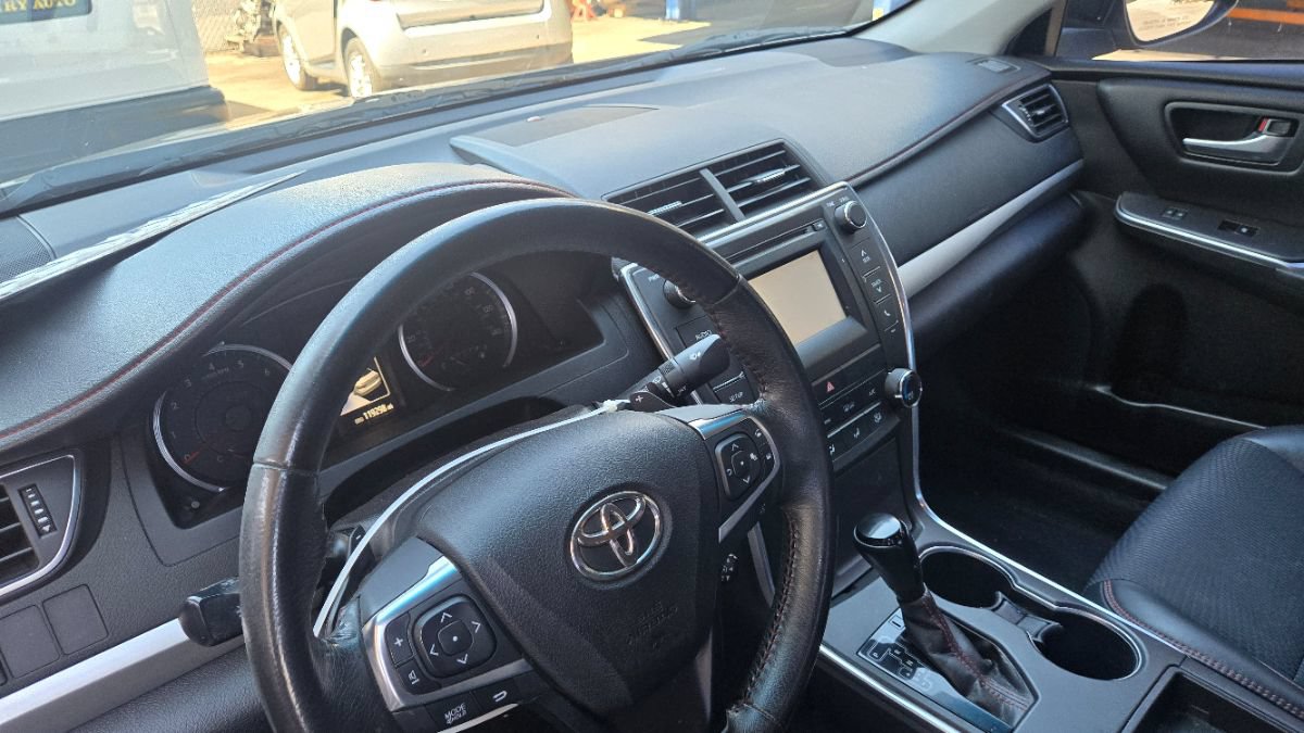 Used 2017 Toyota Camry SE FWD image 3