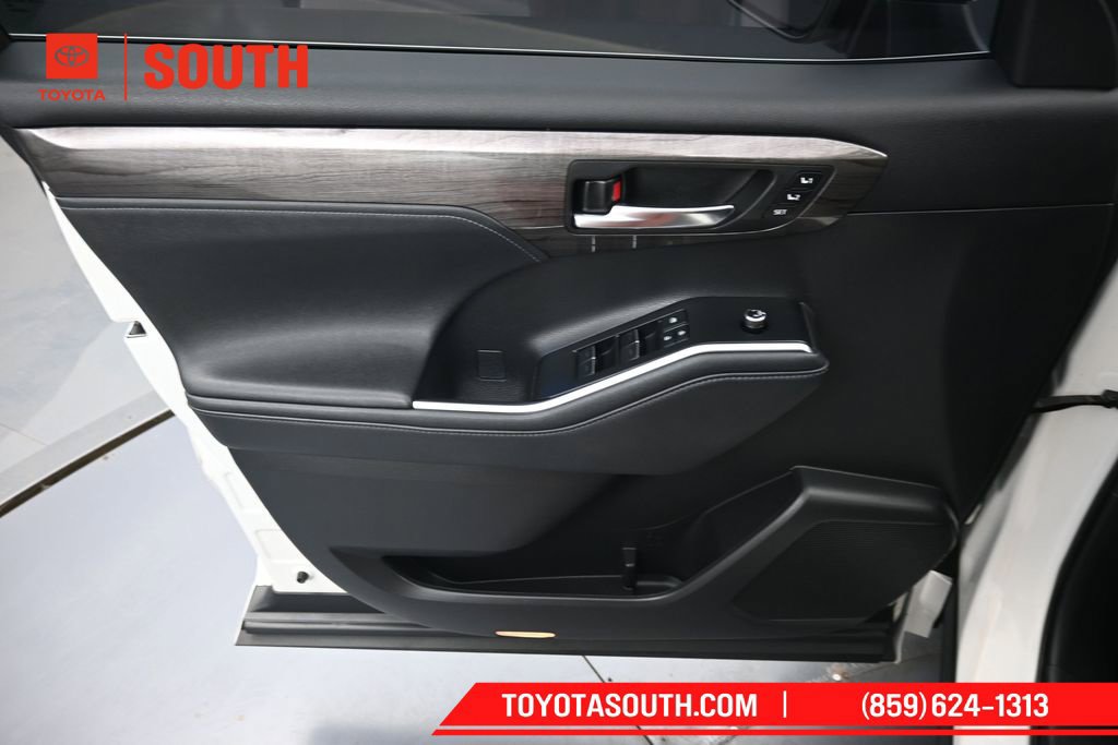 Used 2021 Toyota Highlander Platinum AWD/4WD image 25