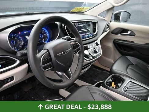 Used 2024 Chrysler Pacifica Touring-L FWD image 23
