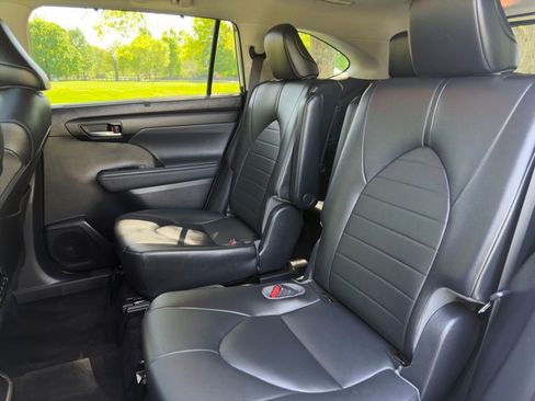 Used 2021 Toyota Highlander XLE AWD/4WD image 22