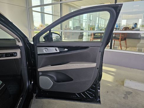 Used 2022 Lincoln Nautilus Reserve w/ Equipment Group 202A AWD/4WD image 11