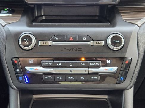 Used 2020 Ford Explorer Limited image 18