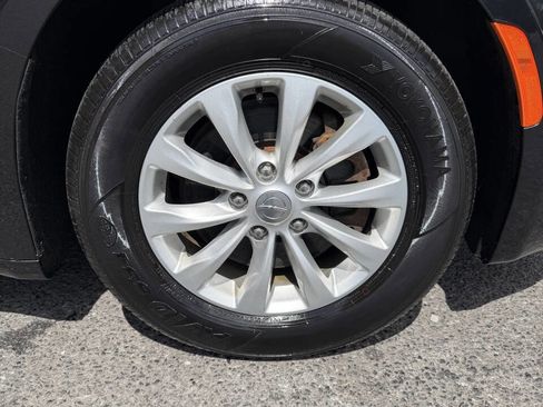 Used 2018 Chrysler Pacifica Touring-L FWD image 12
