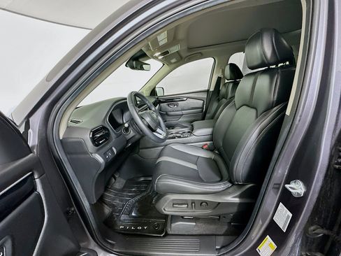 Used 2025 Honda Pilot Touring image 13