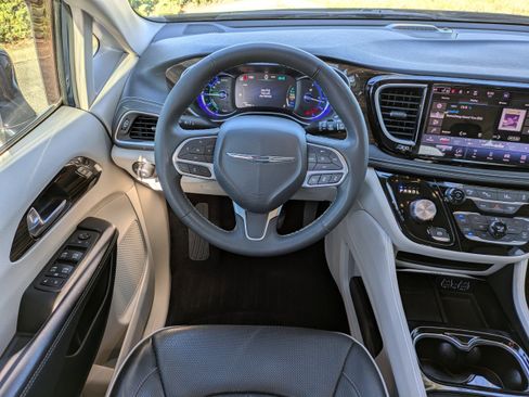 Used 2023 Chrysler Pacifica Limited image 18