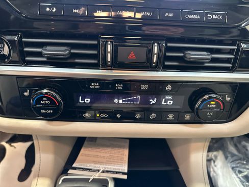 New 2025 Nissan Pathfinder SL image 17