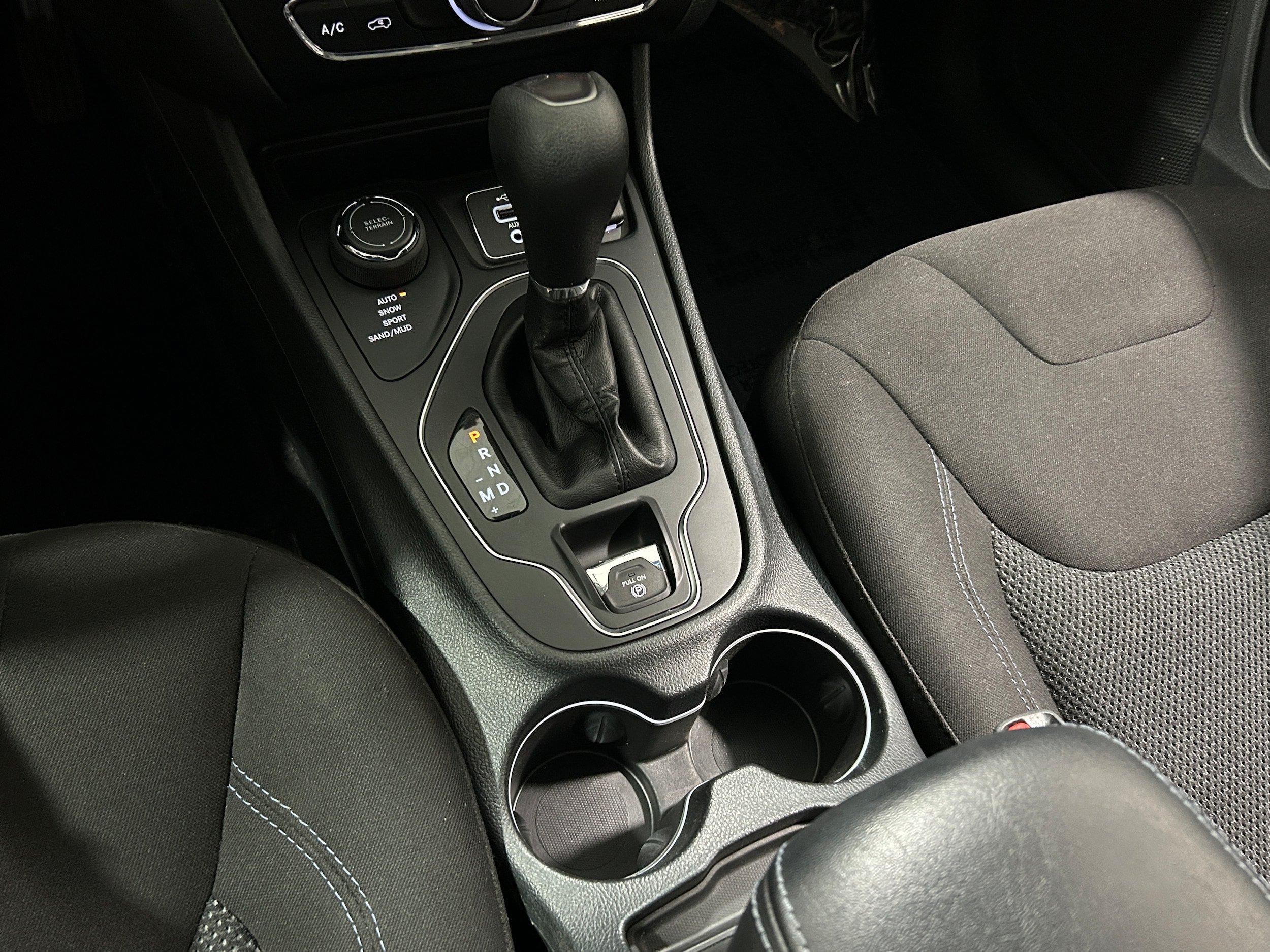 Used 2019 Jeep Cherokee Latitude w/ Cold Weather Group AWD/4WD image 12