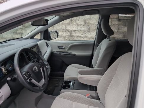 Used 2019 Toyota Sienna LE image 13