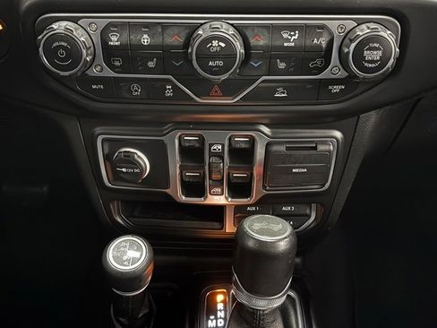 Used 2022 Jeep Wrangler Unlimited Sahara image 17