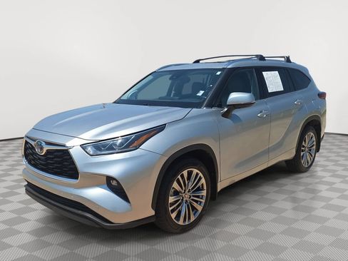 Used 2023 Toyota Highlander Limited FWD image 3