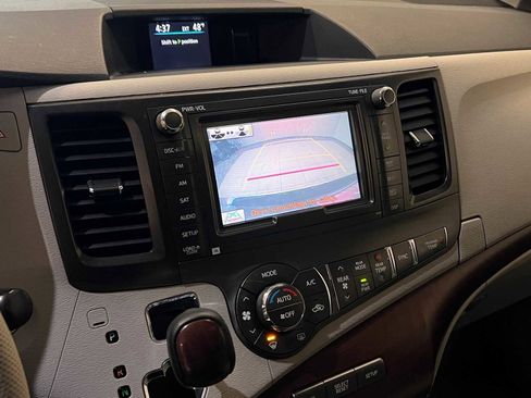 Used 2014 Toyota Sienna XLE image 25