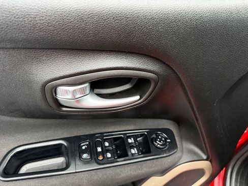 Used 2017 Jeep Renegade Latitude AWD/4WD image 13