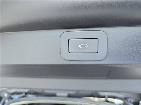 New 2025 Land Rover Range Rover Long Wheelbase SE image 14