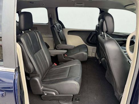 Used 2016 Chrysler Town & Country Touring image 14