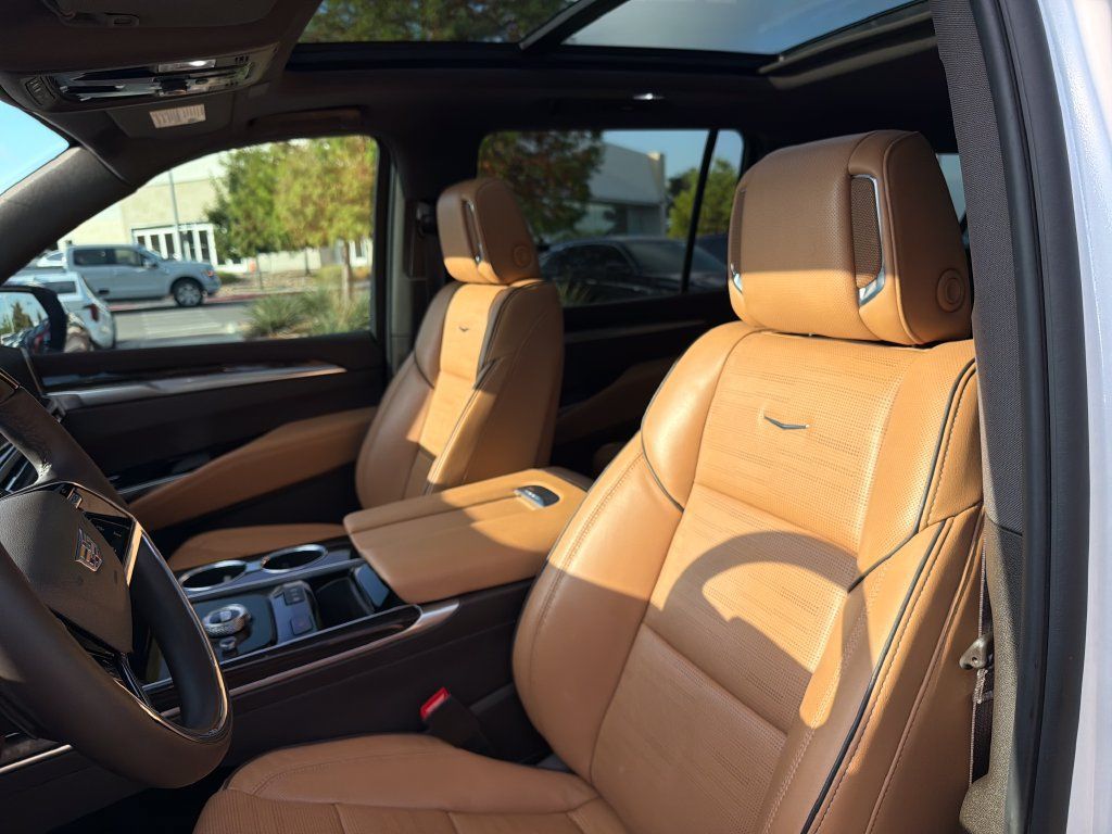 Used 2025 Cadillac Escalade ESV Premium Luxury AWD/4WD image 19