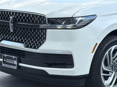 New 2026 Lincoln Navigator Reserve AWD/4WD image 2