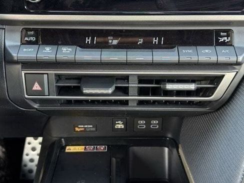 Used 2025 Toyota Camry SE image 17