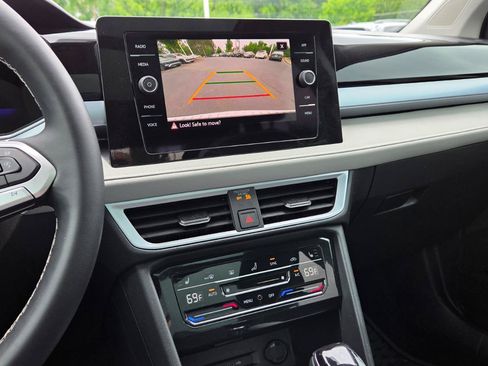 Certified 2025 Volkswagen Taos SE w/ Panoramic Sunroof Package FWD image 28