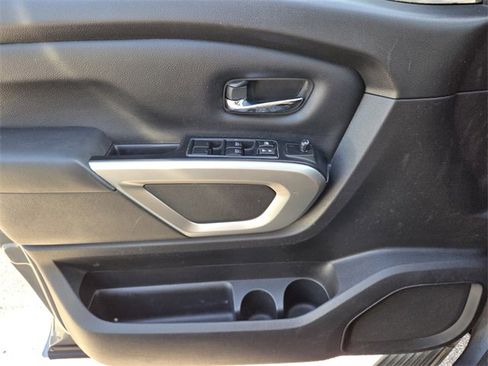 Used 2017 Nissan Titan SV image 28