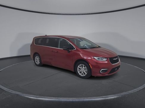 Certified 2024 Chrysler Pacifica Touring-L FWD image 4