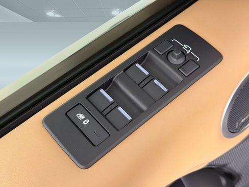 Certified 2023 Land Rover Discovery Metropolitan Edition image 24