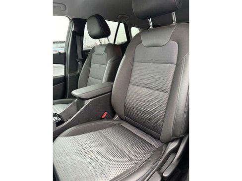 Used 2025 Chevrolet Trax LT FWD image 31