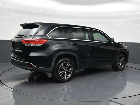 Used 2018 Toyota Highlander LE image 5