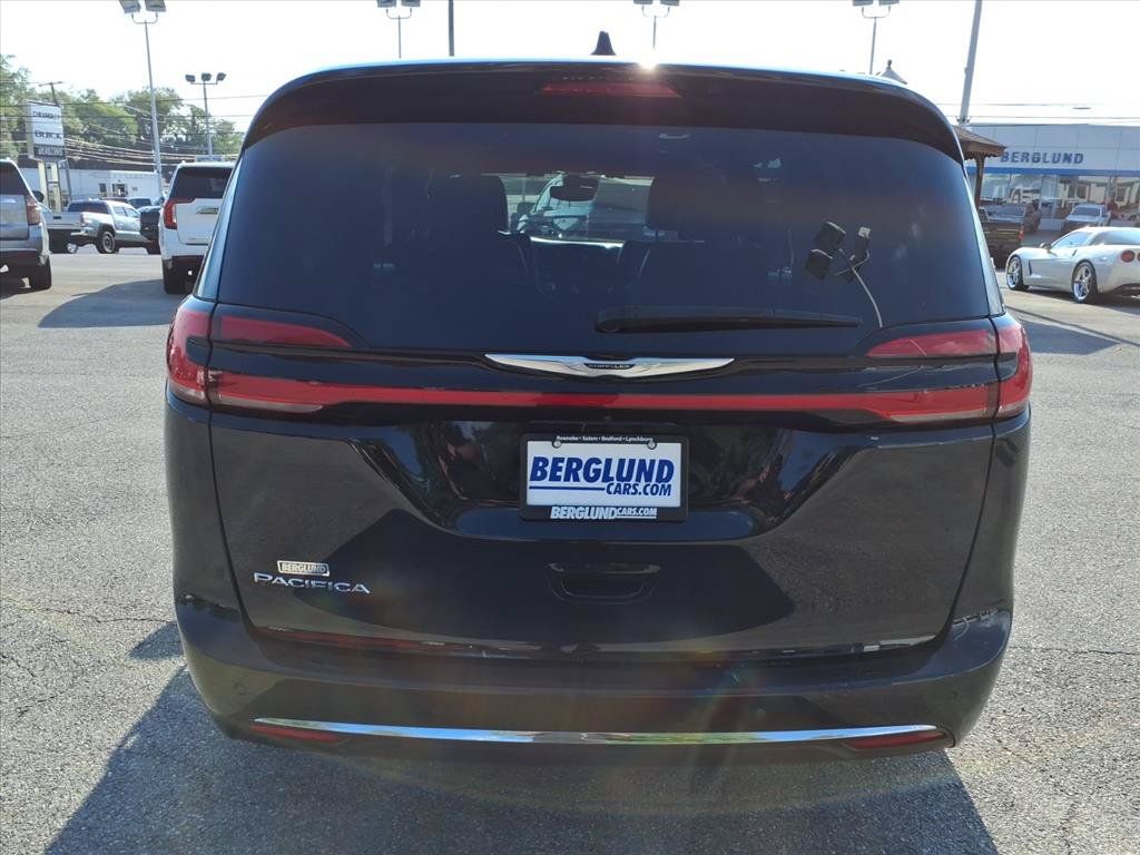 Used 2025 Chrysler Pacifica Select FWD image 5
