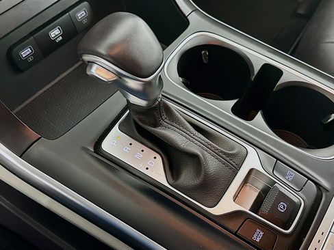 Used 2024 Kia Carnival LX image 24