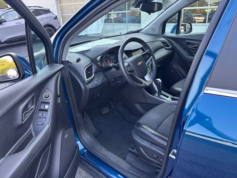 Used 2019 Chevrolet Trax LT w/ Sun & Sound Package FWD image 8